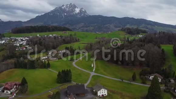 瑞士典型景观鸟瞰图视频的预览图