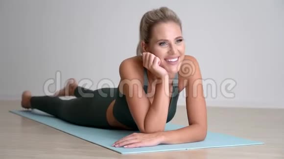 4K美丽的女人在锻炼后休息视频的预览图