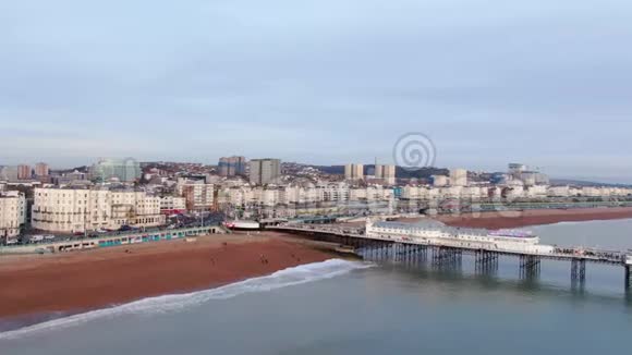 英国布莱顿码头和海滩的惊人鸟瞰图视频的预览图