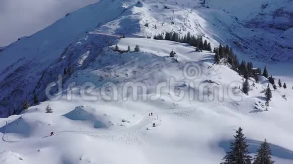 瑞士冬季热门运动区恩格尔伯格泰利斯空中景色视频的预览图