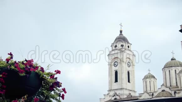 东正教教堂的塔楼前面有鲜花视频的预览图
