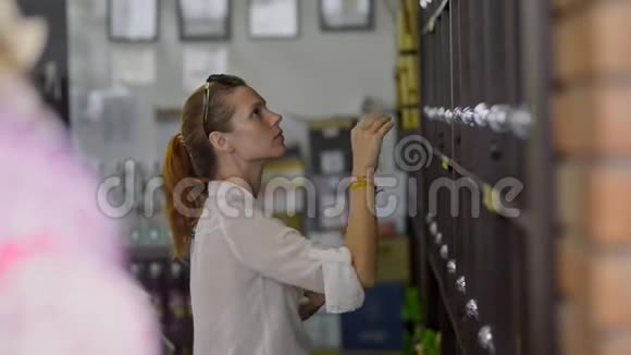 年轻的美国女人站在超市的酒精区思考视频的预览图