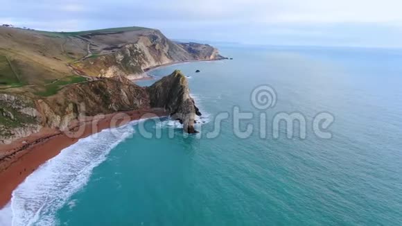 英国侏罗纪海岸的Durdle门鸟瞰图视频的预览图