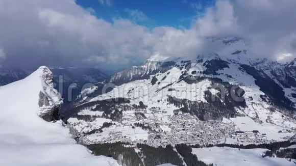 冬季鸟瞰瑞士恩格尔伯格村视频的预览图