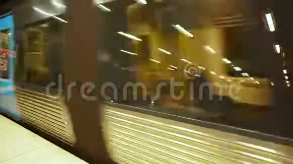 移动地铁列车地铁列车离开现代地铁站带着人们沿着这条路走的瓦贡人视频的预览图