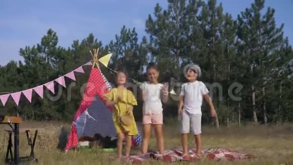 有趣的儿童游戏快乐的情绪儿童快乐地花时间积极和快乐地跳舞和唱歌在草地装饰视频的预览图