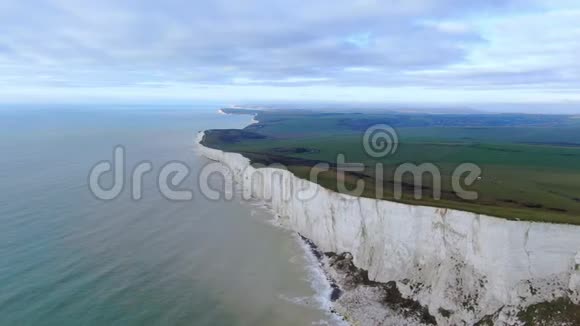 令人敬畏的英格兰白色悬崖鸟瞰图视频的预览图