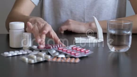 女人吃药用避孕药吃药治疗头痛和发烧女孩治疗头痛视频的预览图