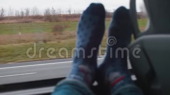 一辆正在行驶的旅游巴士的窗户上的景色视频的预览图