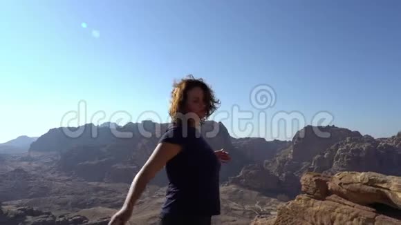 充满灵感的女人喜欢生活在山边的户外跳舞生活方式的旅行理念电影视频的预览图
