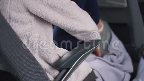 坐在公共汽车上的女孩脱下了她的衣服视频的预览图
