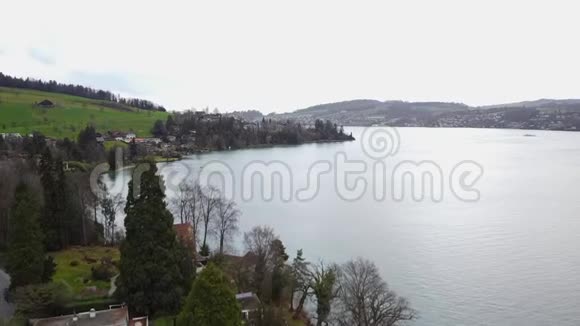 瑞士美丽的湖泊名叫维埃瓦尔德斯特特在瑞士的卢泽恩小镇视频的预览图