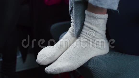 一个穿白色袜子的女孩的腿视频的预览图
