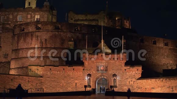 爱丁堡城堡夜晚灯火辉煌视频的预览图