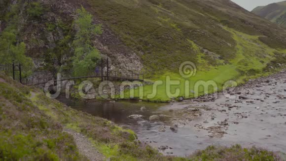 山谷人行桥苏格兰高地徒步旅行视频的预览图