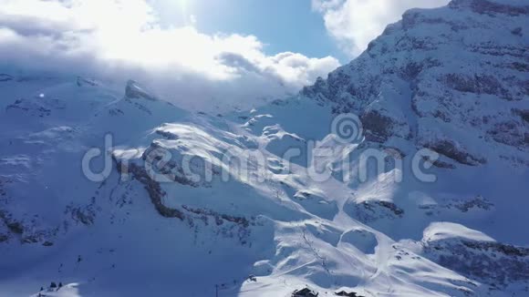 白雪覆盖的山脉阿尔卑斯山的冬日空中景色视频的预览图