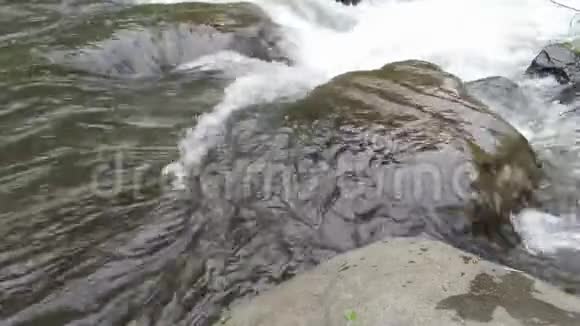 特写慢动作瀑布泼水天然水射水视频的预览图