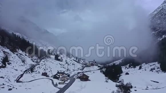 冬天的瑞士阿尔卑斯山飞越美丽的雪山视频的预览图