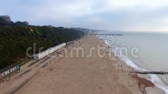 英格兰的伯恩茅斯海滩和码头视频的预览图