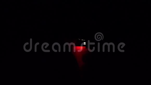 一个街头恶霸在夜间在黑暗中点燃打火机视频的预览图