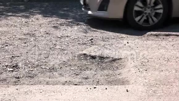 汽车在损坏的道路上行驶视频的预览图