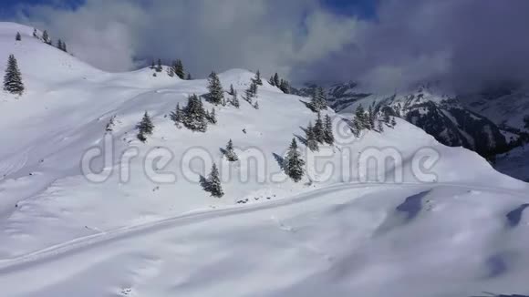冬天的瑞士阿尔卑斯山飞越美丽的雪山视频的预览图
