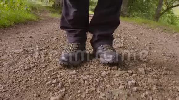苏格兰伍德兰路男子徒步旅行视频的预览图