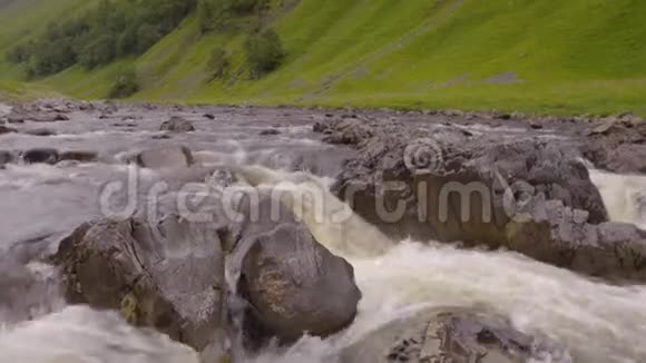 苏格兰小瀑布高地溪流视频的预览图