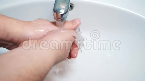男人在浴室里用水缓慢地洗手视频的预览图