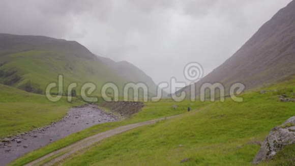 苏格兰高地河谷景观远足路线视频的预览图