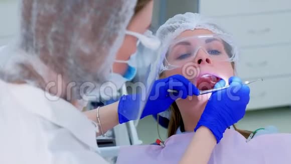 口腔诊所牙科预防检查中妇女的肖像视频的预览图