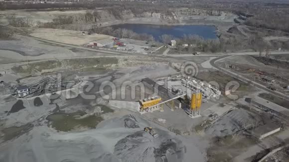 碎石及散装建材的生产从高处看采石场从一个视频的预览图