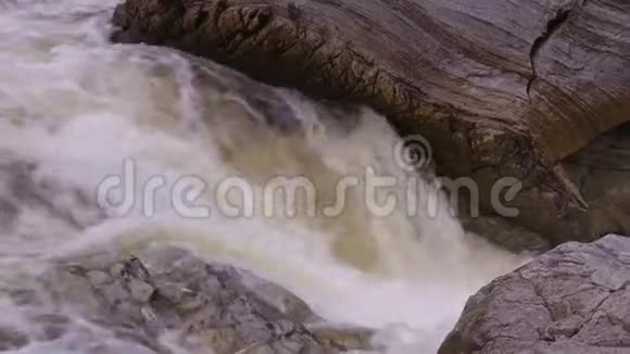 苏格兰高地溪流的搅动流视频的预览图