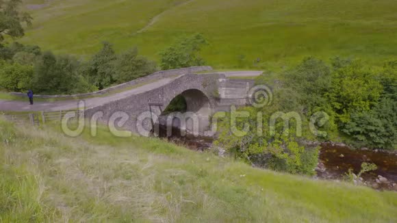 英国苏格兰徒步穿越河桥视频的预览图