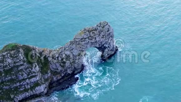 英格兰侏罗纪海岸惊人的Durdle门从上面可以看到视频的预览图