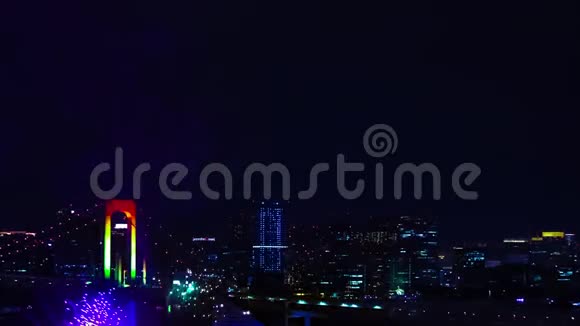 东京市区彩虹桥附近的一夜烟火散放大镜头视频的预览图