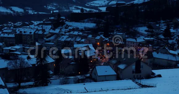 夜间冬季小村庄鸟瞰视频的预览图