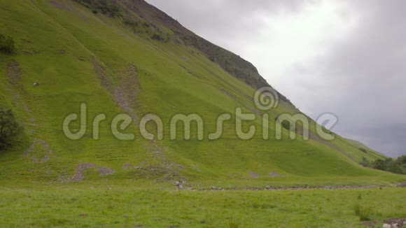 苏格兰高地斜坡及山谷小径视频的预览图