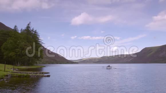 苏格兰高地旅游独木舟视频的预览图
