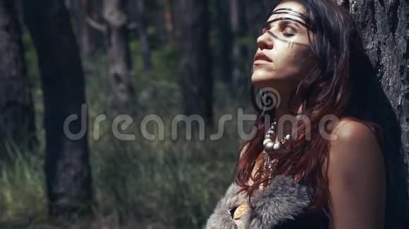 靠近一个亚马逊女人在森林的树下休息视频的预览图