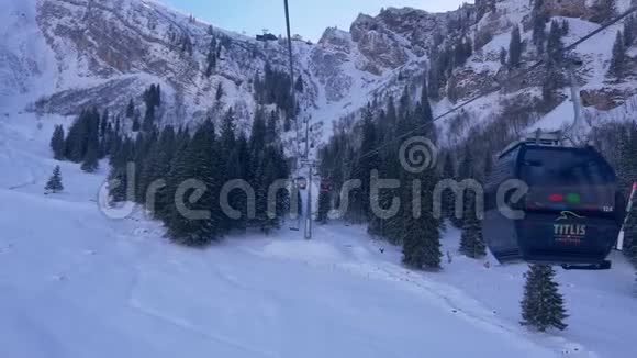 在阿尔卑斯山的一个冬天的白天坐缆车视频的预览图