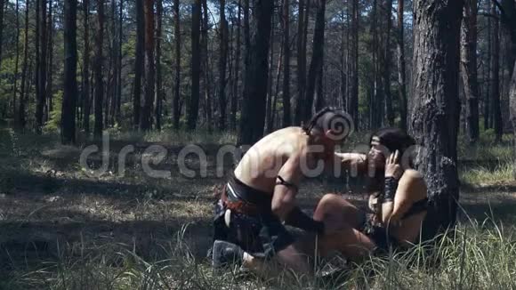 野蛮的女人在森林里打了一个大男人他碰了她一下视频的预览图