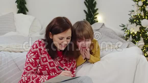 妈妈和儿子写信给圣诞老人视频的预览图