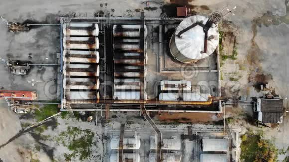 从上到下的4k空中俯瞰小型炼油厂石油加工视频的预览图