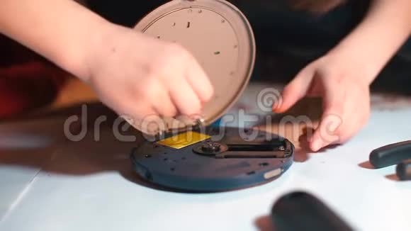 儿童动手修理电器视频的预览图