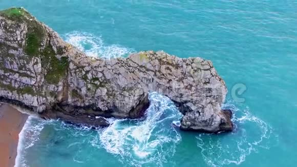 英国侏罗纪海岸的Durdle门鸟瞰图视频的预览图