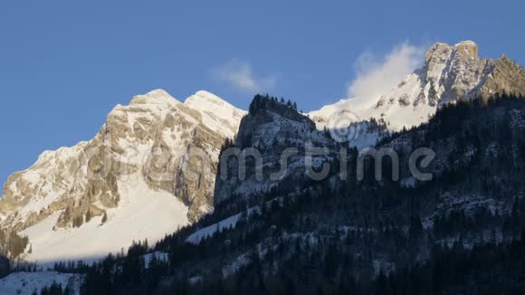 寒冷的冬天瑞士山区的日落视频的预览图
