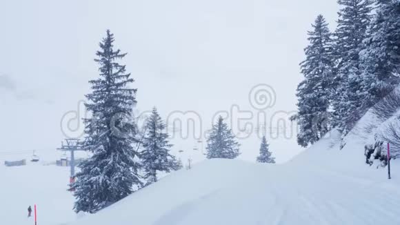 瑞士阿尔卑斯山雾中的冬季景观视频的预览图