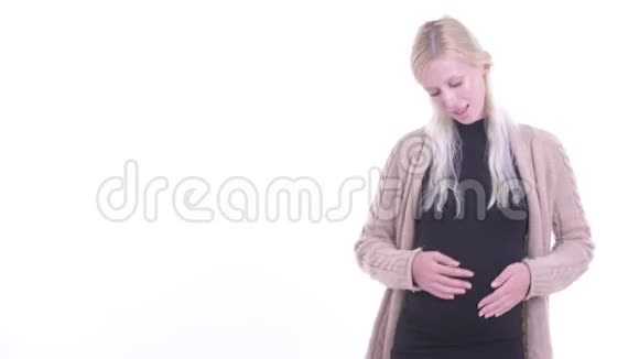 快乐的年轻金发孕妇一边说话一边展示视频的预览图