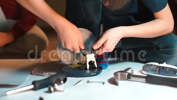 一个青少年正在修理一个光盘播放器视频的预览图